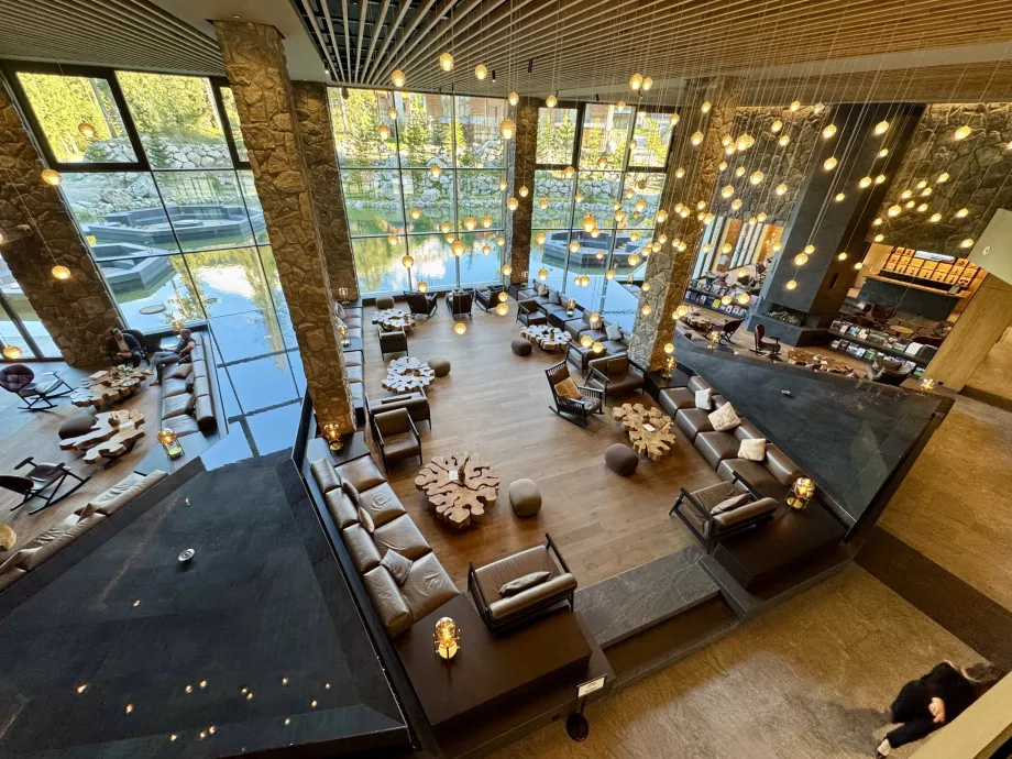 Lobby koos tiigiga Swissotel Damian Jasna