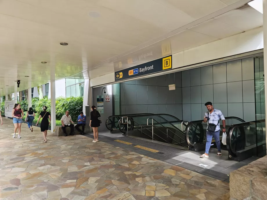 Bayfront metroojaam hotelli lähedal