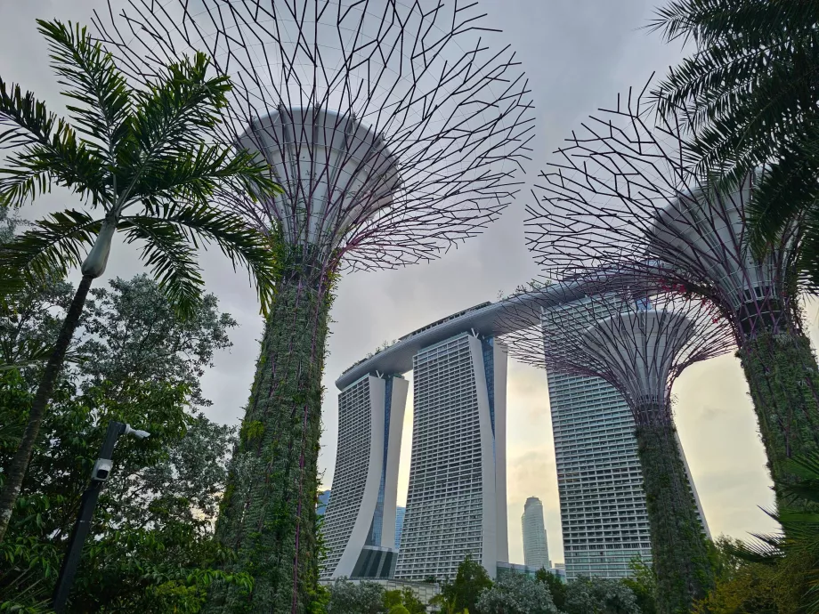 Marina Bay Sands'i hoone Gardens by the Bay'st vaadatuna