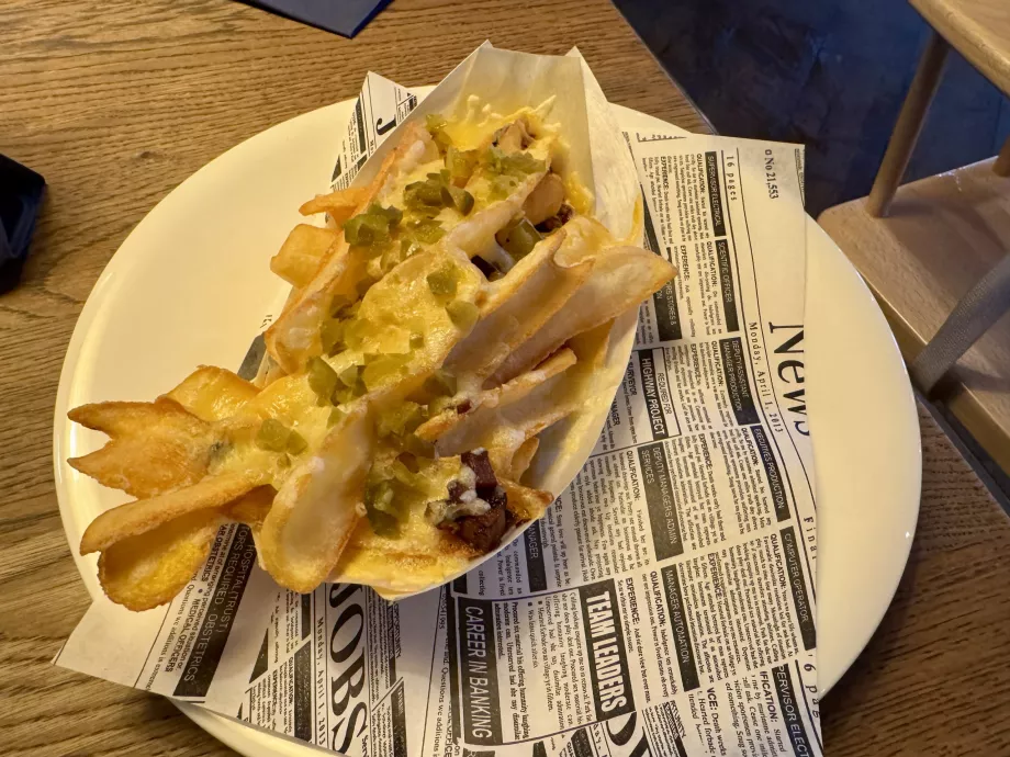 Steak friikartulid juustu ja peekoniga