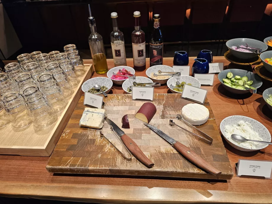 Hommikusöök - juust, oliivid ja õlid