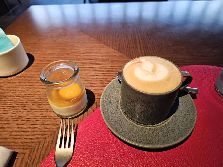 Hommikusöök - cappuccino ja jogurt