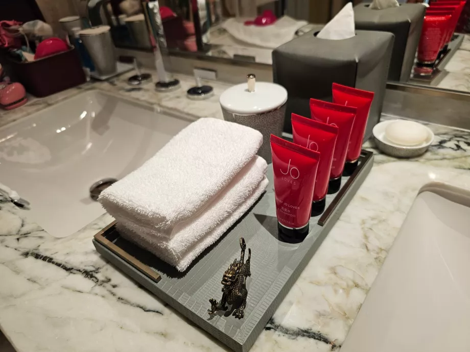 Jo šampoonid ja kreemid toas