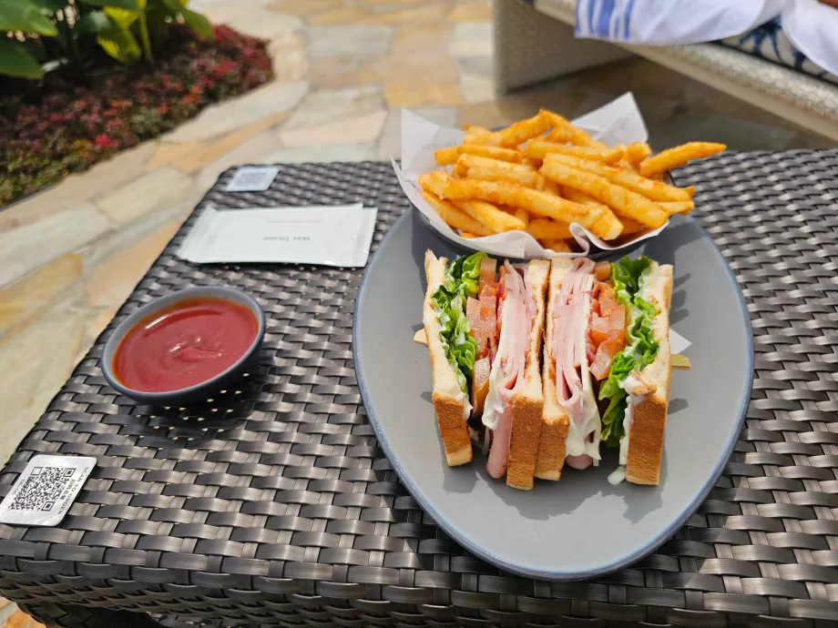 Suupiste hotelli basseini ääres