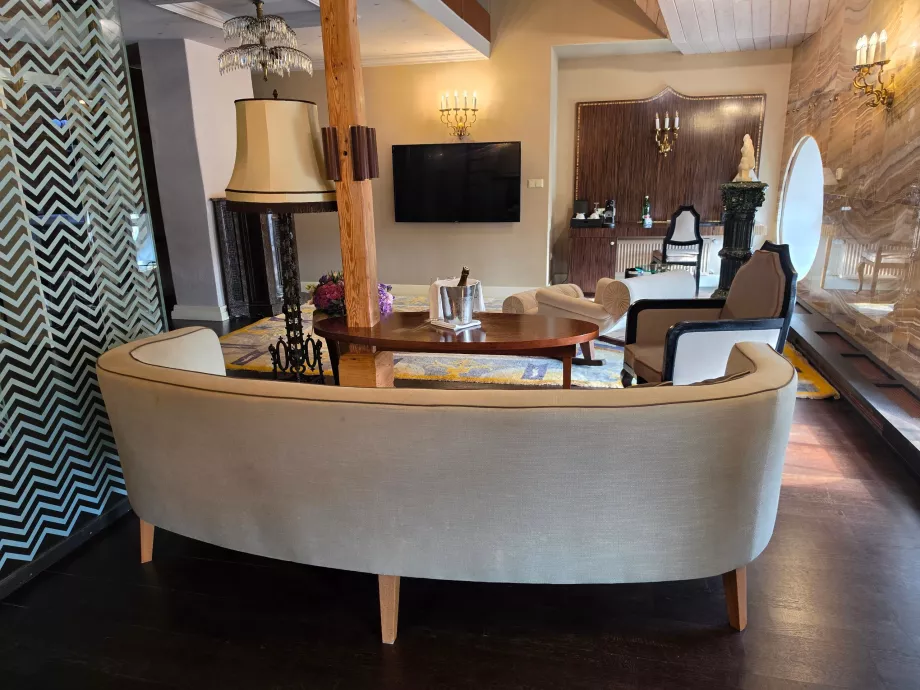 Onyx Tower Suite'i elutuba