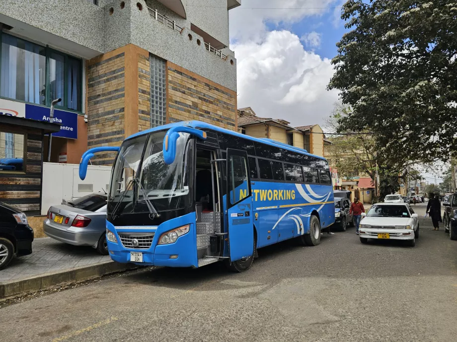 Bussipeatus lennujaama suunas India tänaval