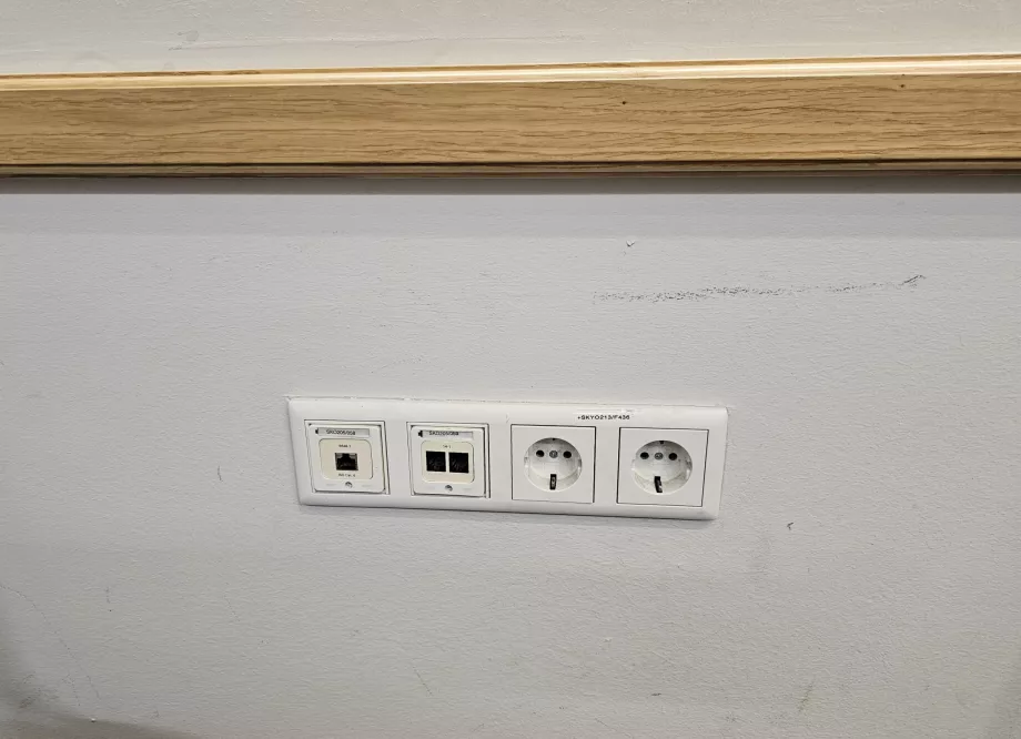 Pistikupesad elektroonika laadimiseks