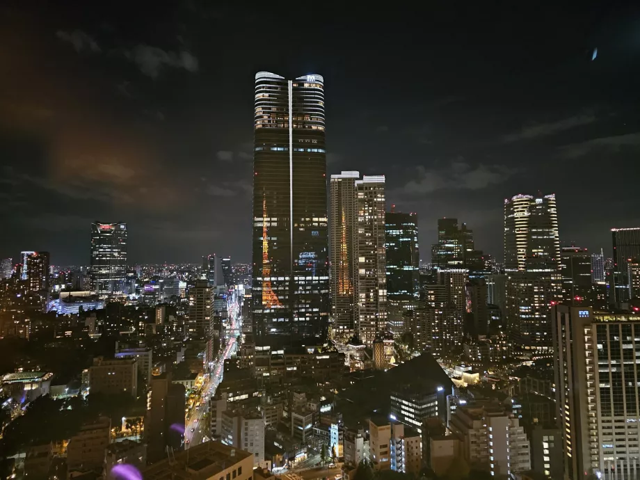 Vaade pealtvaateplatvormilt öösel