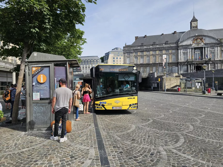 Bussipeatus Place St-Lambert'i platsil