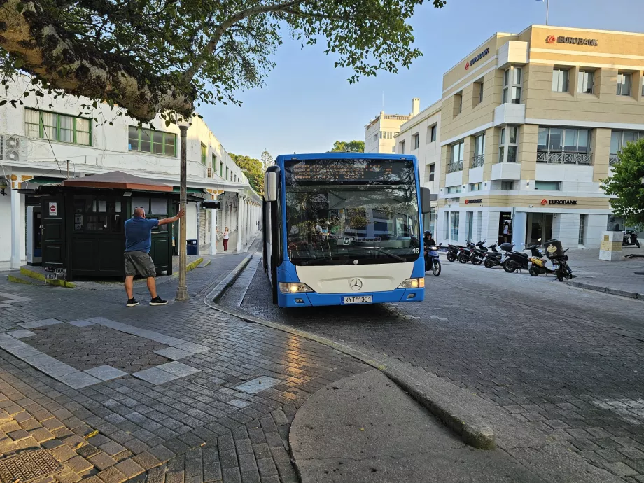 Peatus Rhodose kesklinnas lennujaama suunas