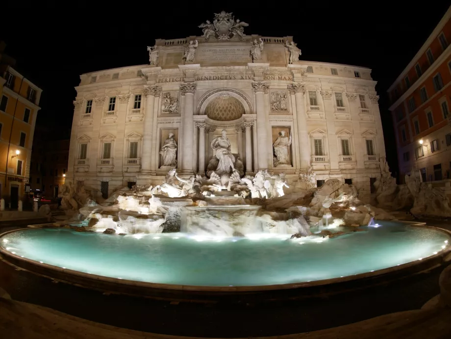 Trevi purskkaev öösel
