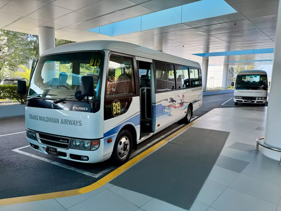Trans Maldivian Airways väikebuss