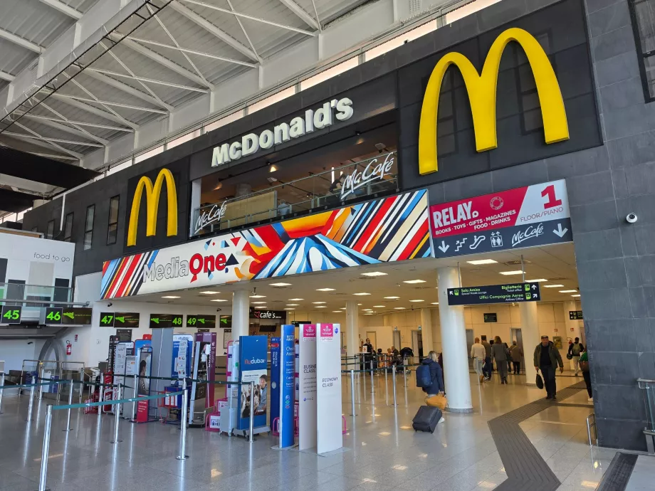 McDonald's, terminal A, väljumised (avalik ala)