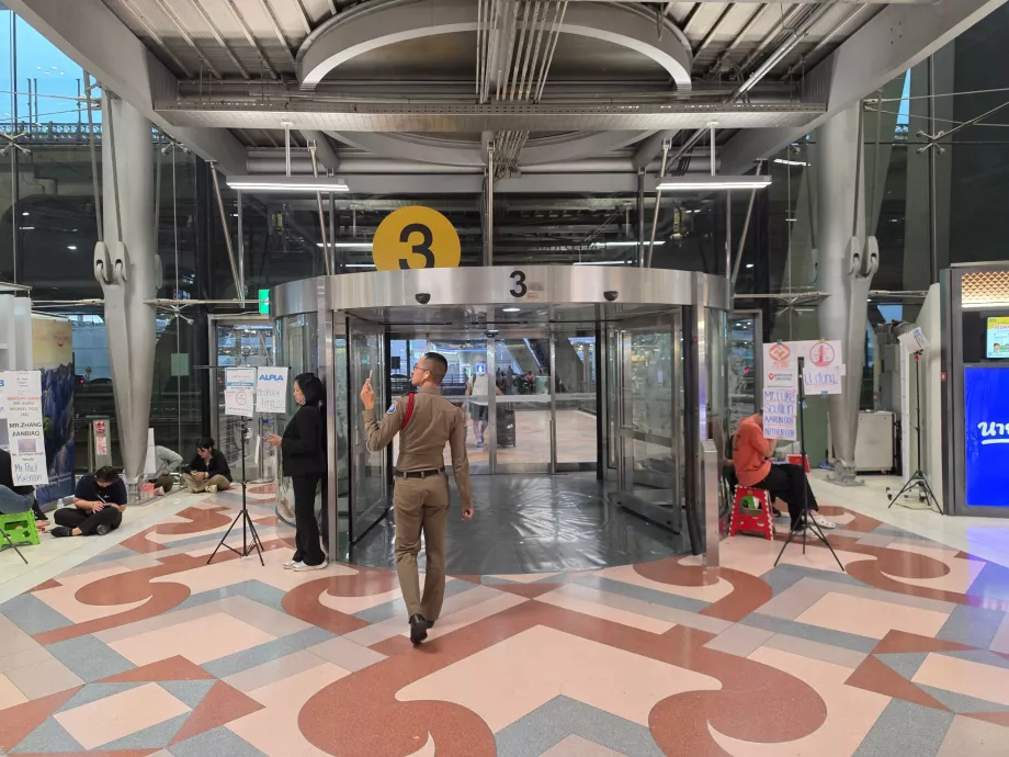 Väljumine BKK lennujaama shuttle-bussi juurde