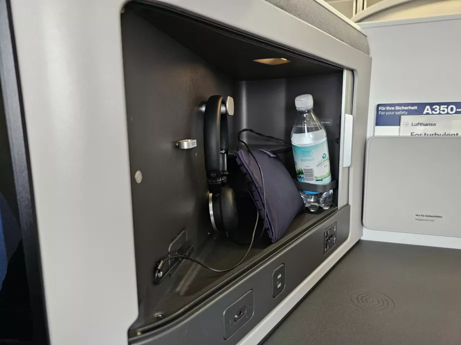 Kõrvaklapid, vesi ja abivahendid