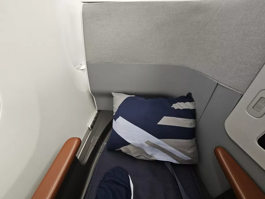 Padi väljapandaval voodil