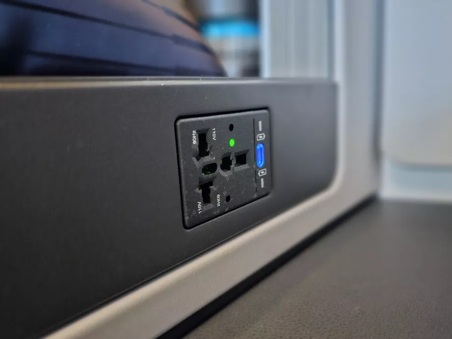 Universaalne pistikupesa