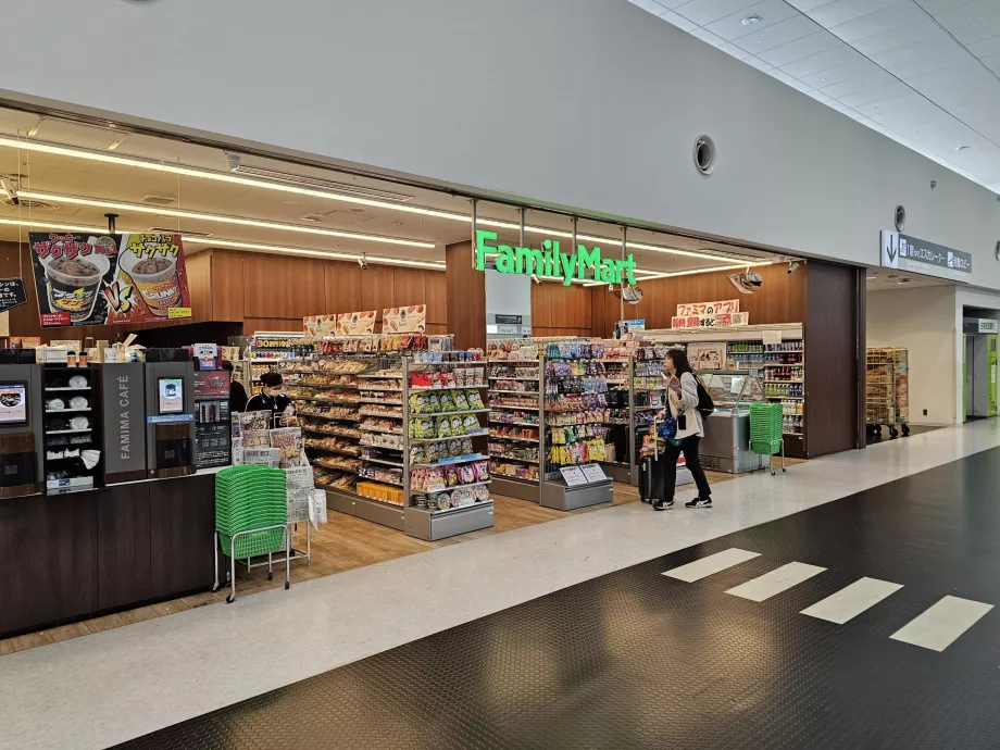 FamilyMart, terminal 1, avalik ala