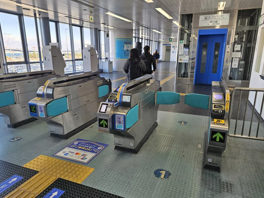 Pöördkäigud perrooni sissepääsu juures