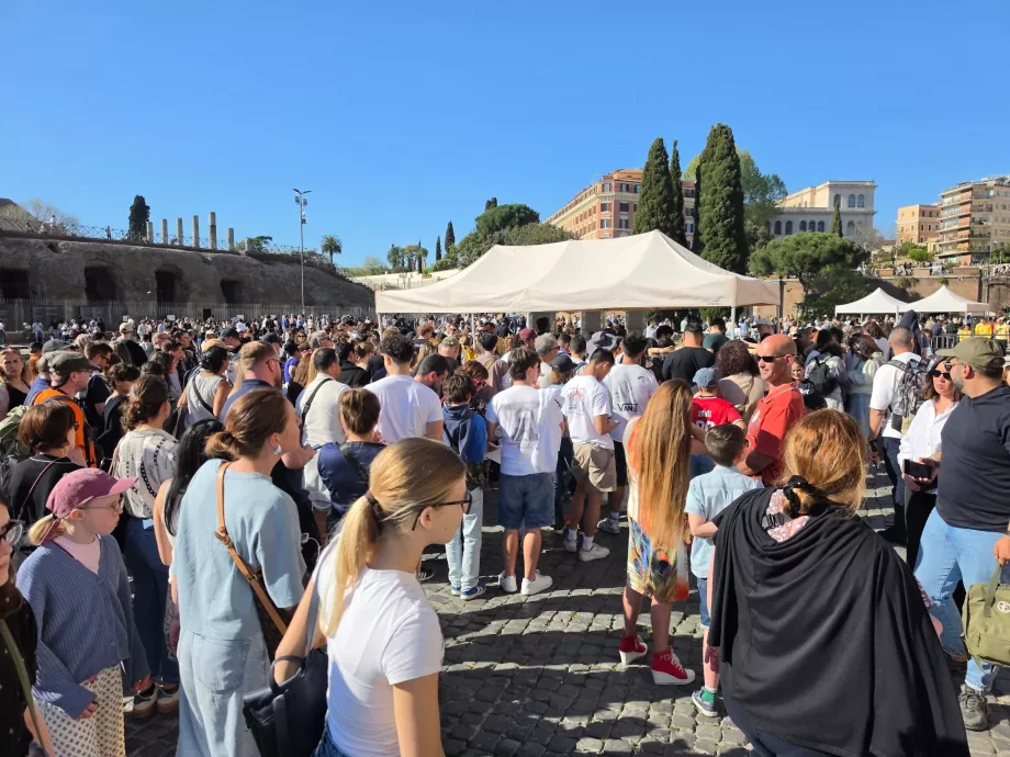 Colosseumi sisenemist ootav rahvamass