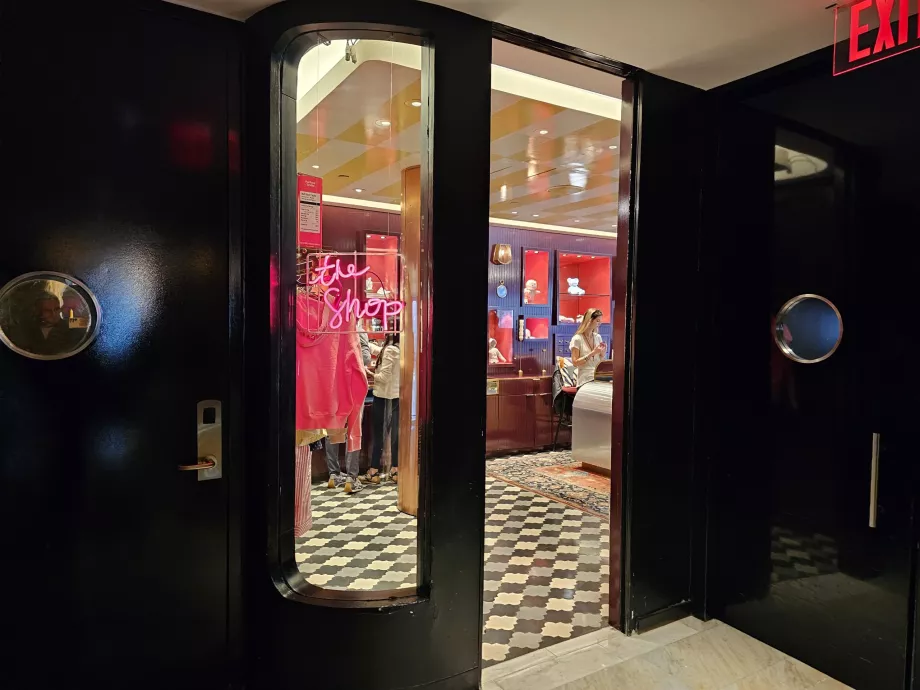 Kauplus hotelli esimesel korrusel