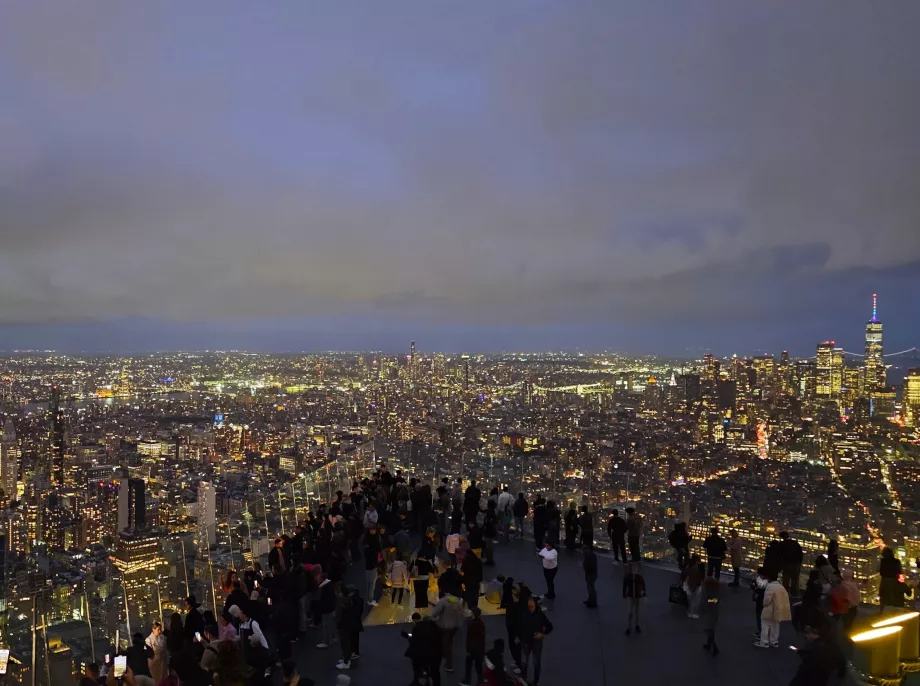 "The Edge" vaatetorn öösel