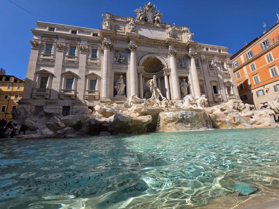 Fontana di Trevi, vaade tasulisest galeriist