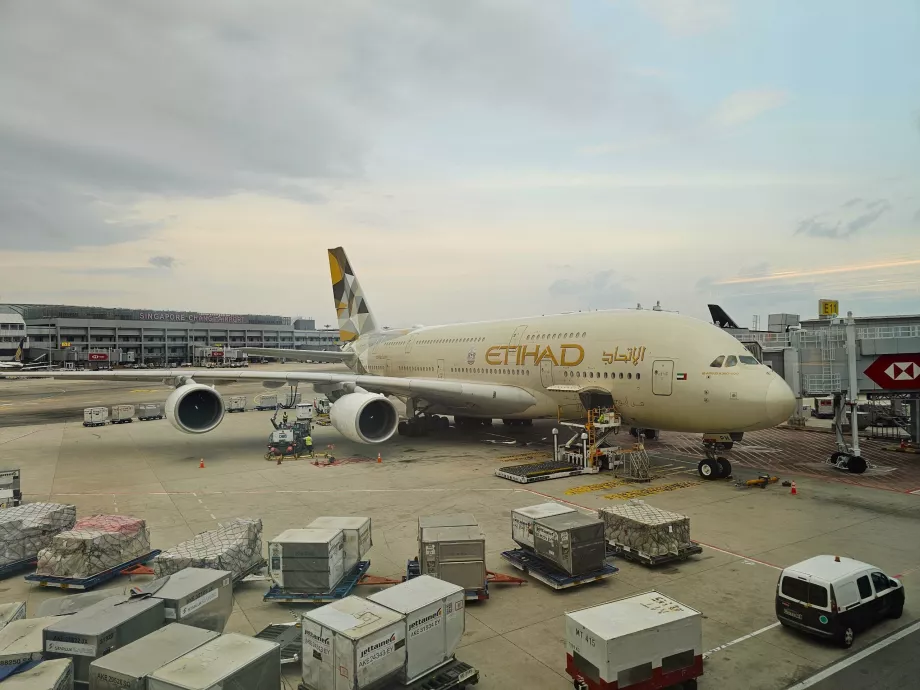 Airbus A380 Singapuri lennujaama väravas