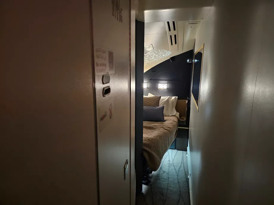 Vaade diivanilt magamistuppa