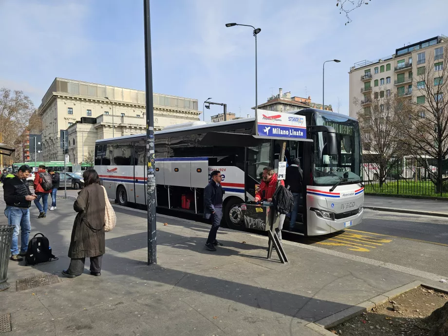 Bussipeatus Centale jaama ees