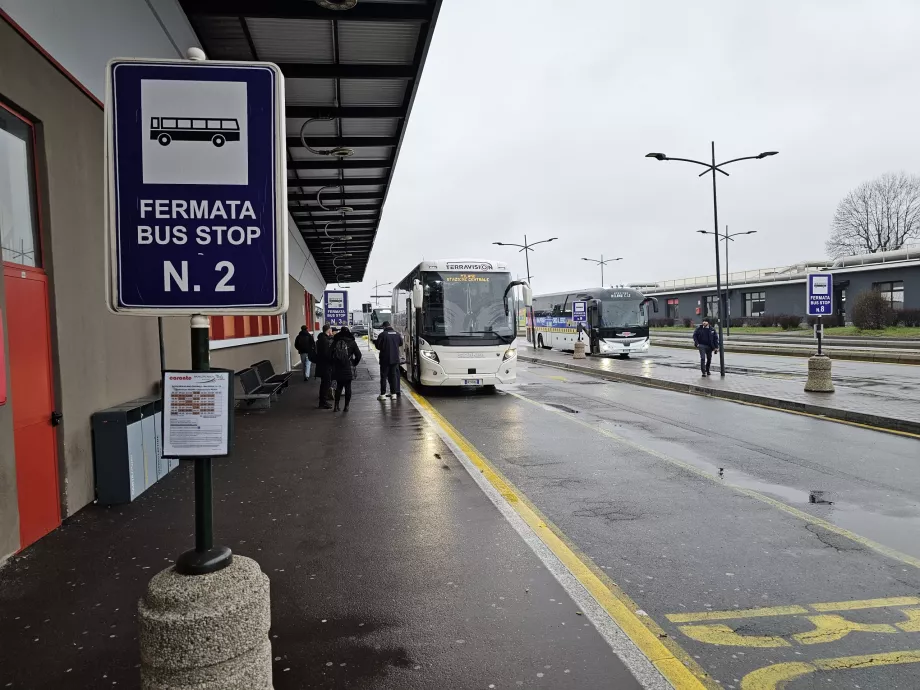Bussipeatused Milano suunas terminal 2 ees