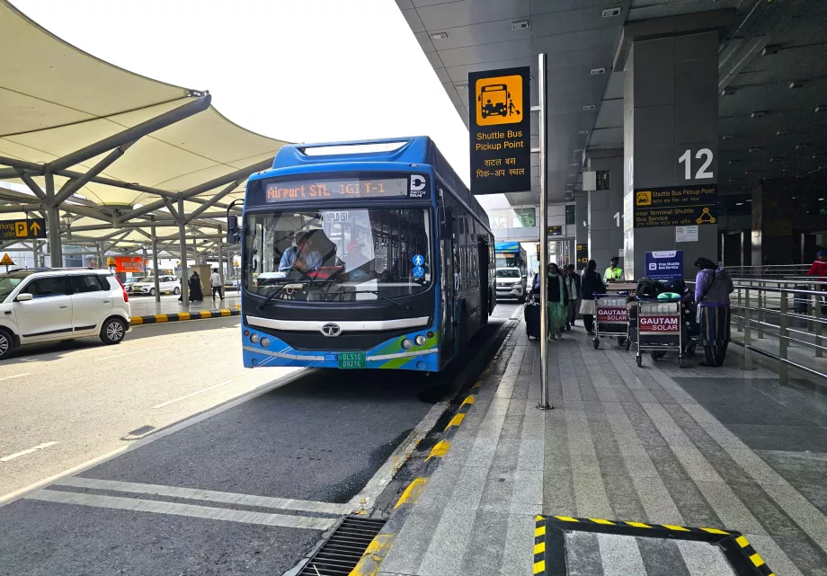 Bussiliin terminalide 1-2-3 vahel, peatus terminal 3.