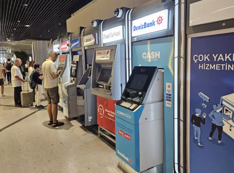 Sularahaautomaadid metroojaama sissepääsu juures