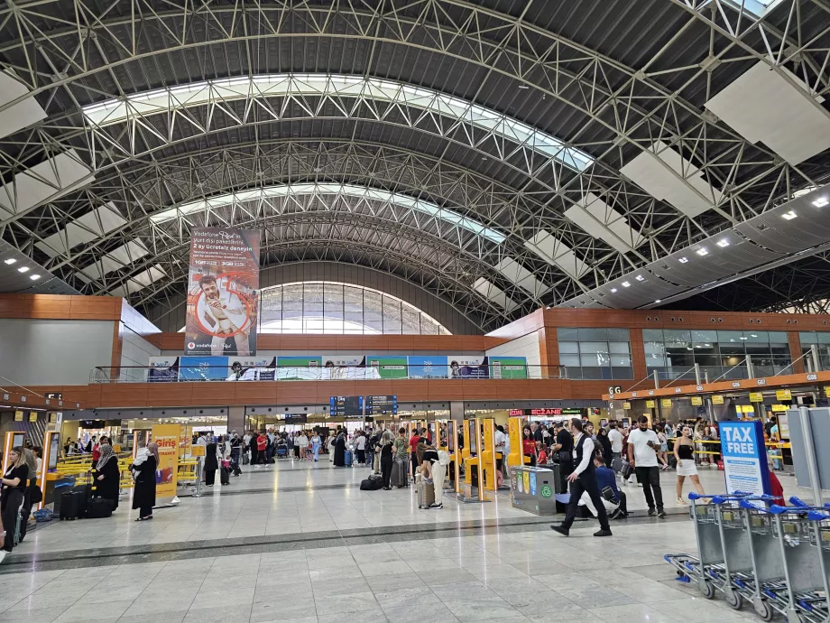 Istanbuli SAW lennujaama väljuvate lendude saal