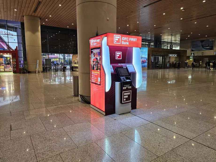 Sularahaautomaat saabuvate lendude saalis, terminal 2