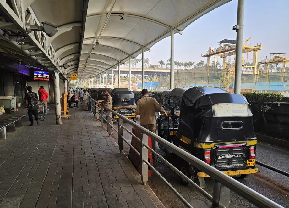 Rikshaw - seisab terminal 2 ees.
