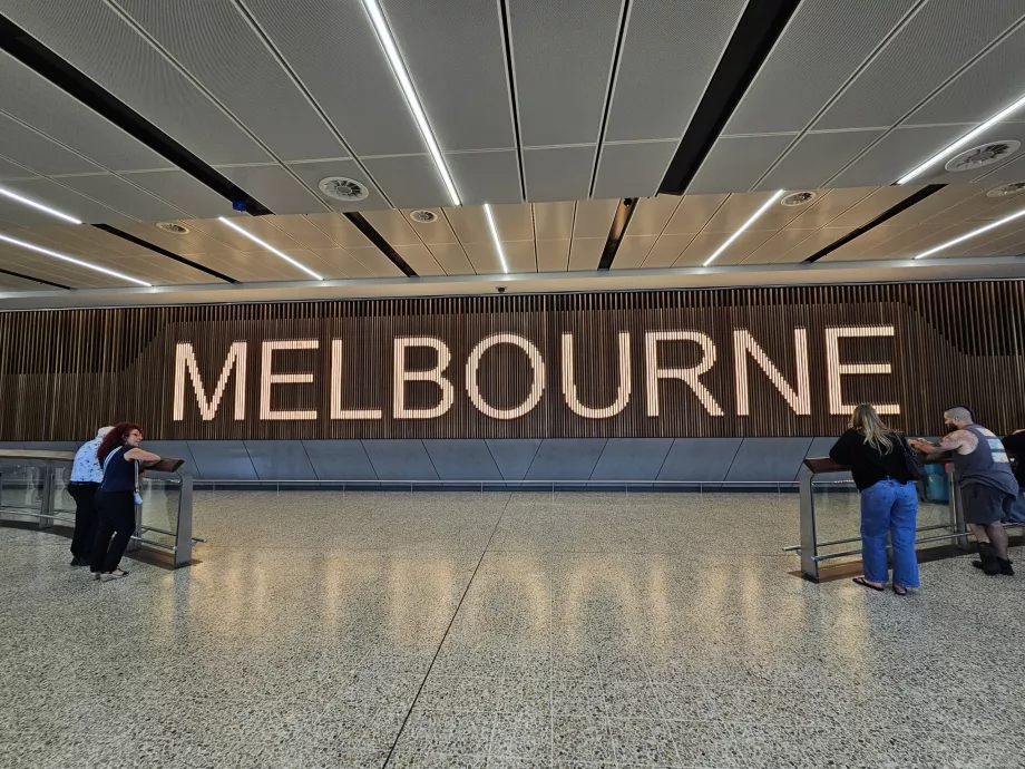 Terminal 2, saabuvad lennud