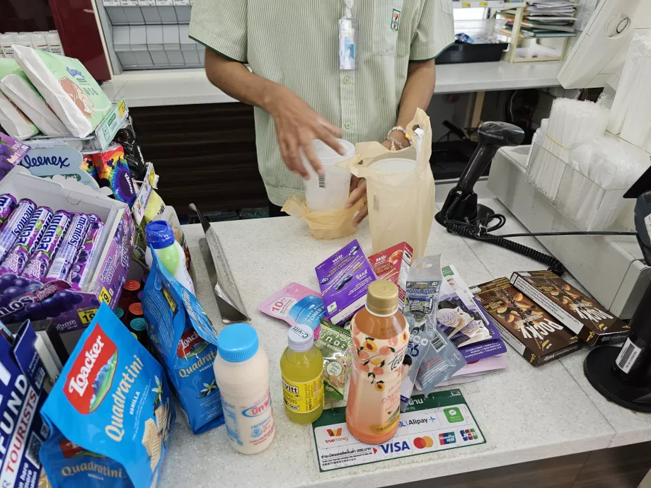 Töötajad panevad alati jääpurikad kotti.