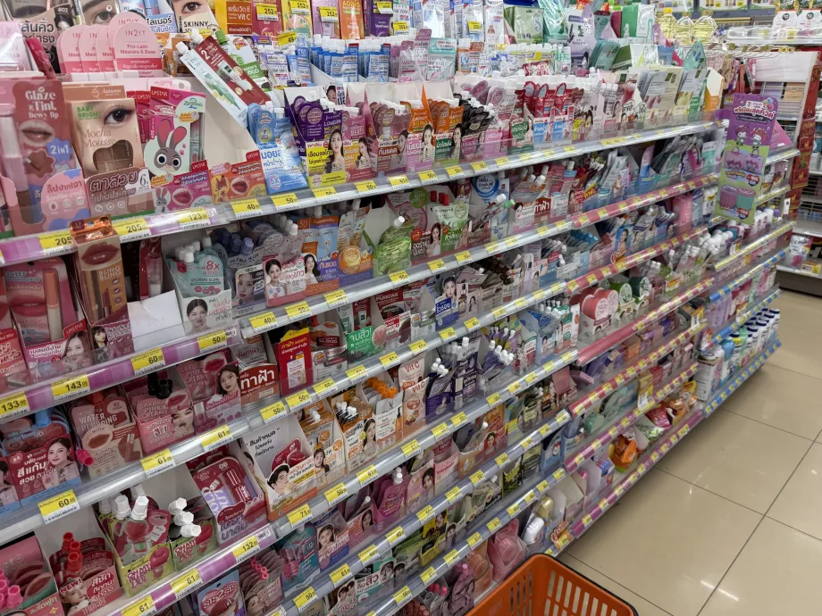 Riiul koos kosmeetikaga