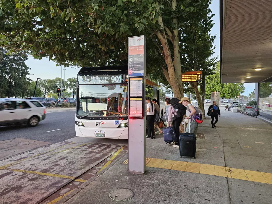 Bussipeatus lennujaama suunas Broadmeadows'i jaamas