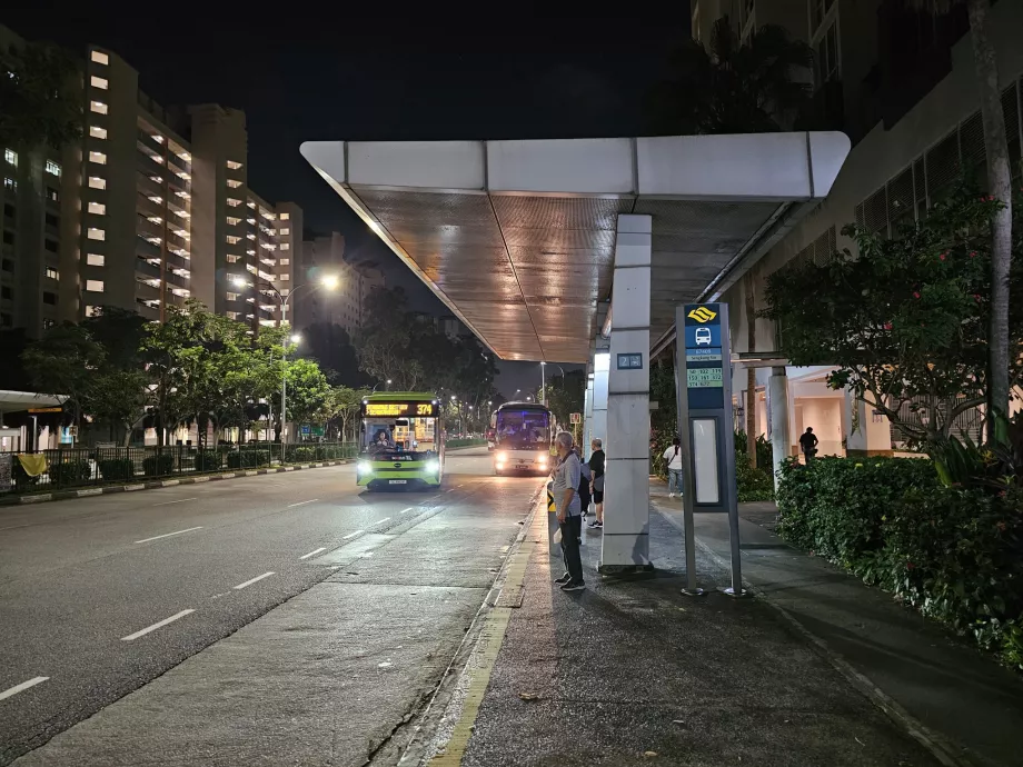 Bussipeatus 102 Seletari suunas Sengkangi metroojaama juures.