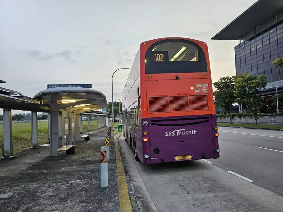 Bussipeatus lennujaama ees