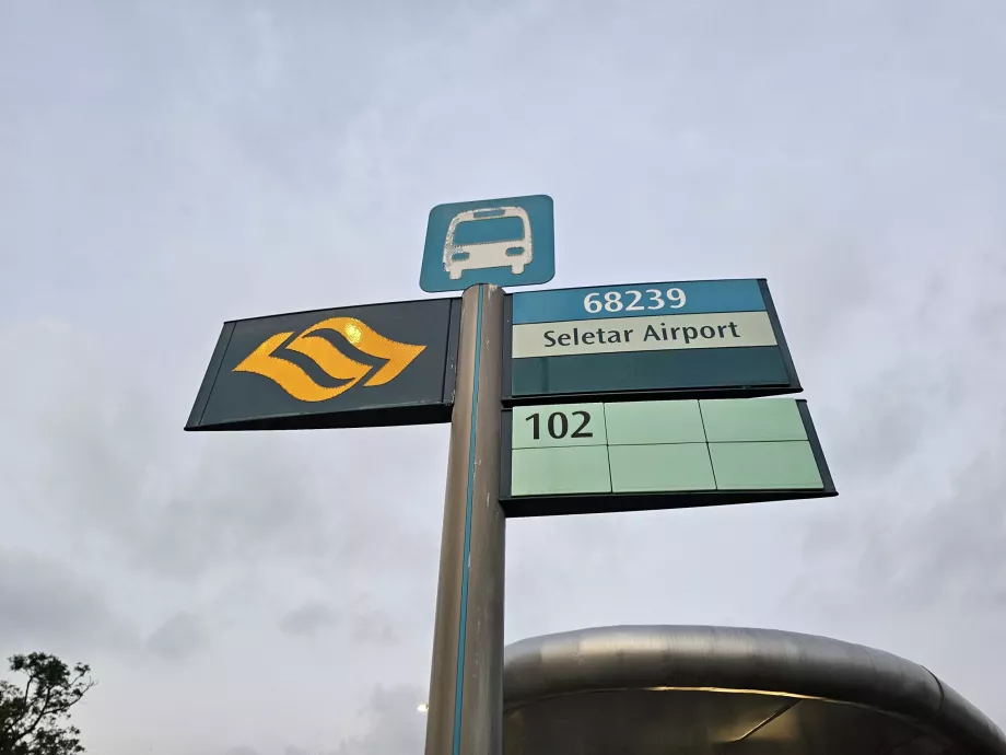 Bussipeatus lennujaama ees