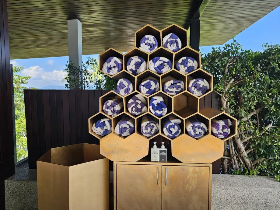 Rätikud ja päikesekreem basseini ääres