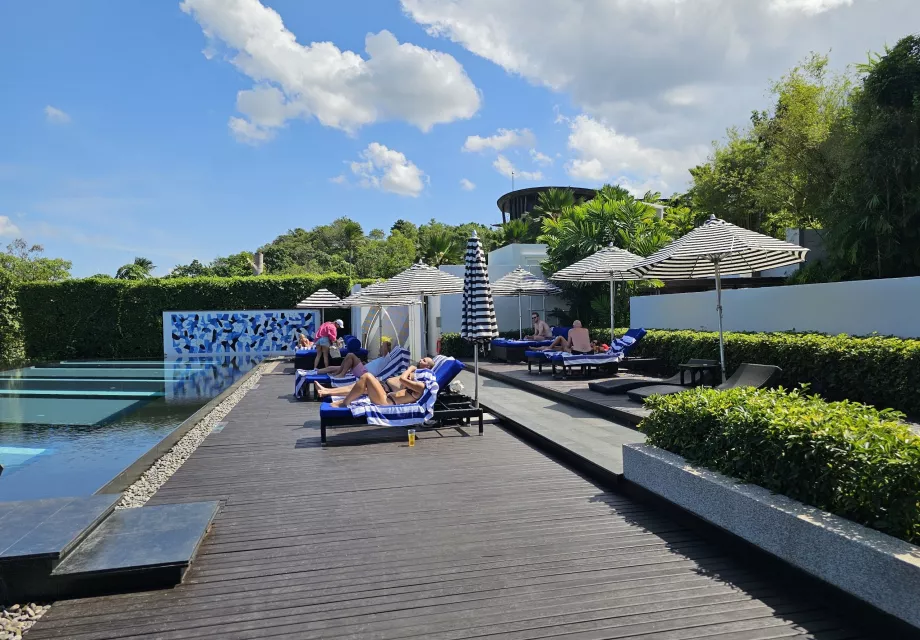 Lamamistoolid ühisbasseini ääres